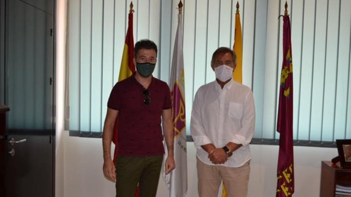 El alcalde de Blanca, Pedro Luis Molina, y el presidente de la Federación de Fútbol de Murcia, José Miguel Monje