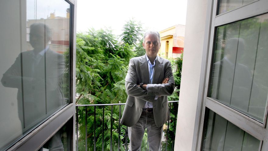 Héctor Illueca, vicepresidente segundo de la Generalitat Valenciana, desde su despacho en el Palau de Pineda. / Jesús Císcar