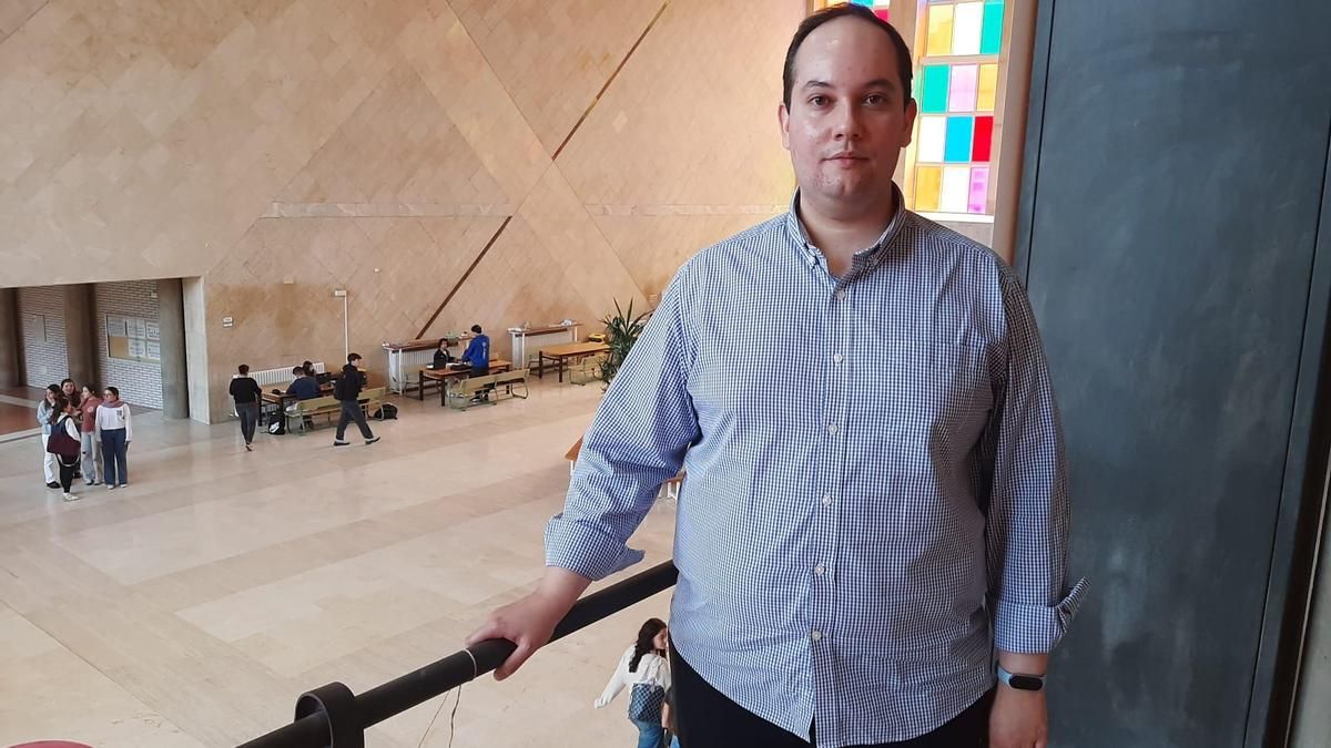 Pablo García, profesor del departamento de Economía y Estadística de la Universidad de León, en la Facultad de Económicas y Empresariales