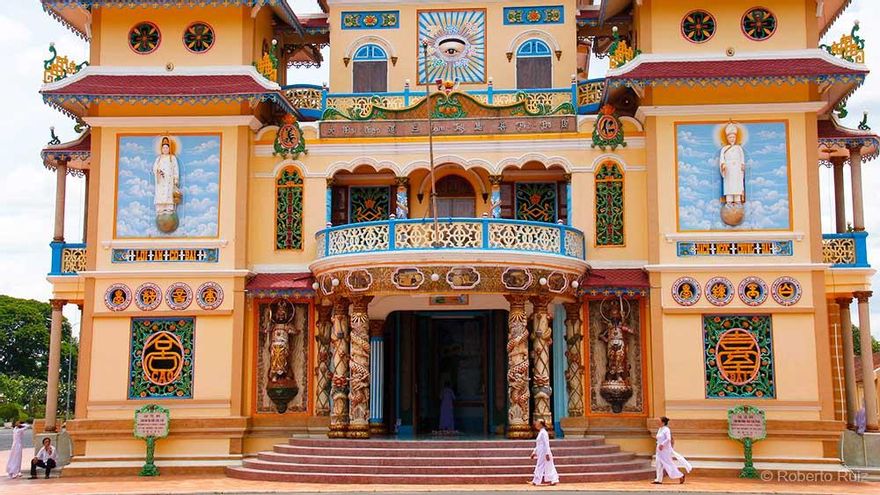 La puerta principal está reservada para los monjes.