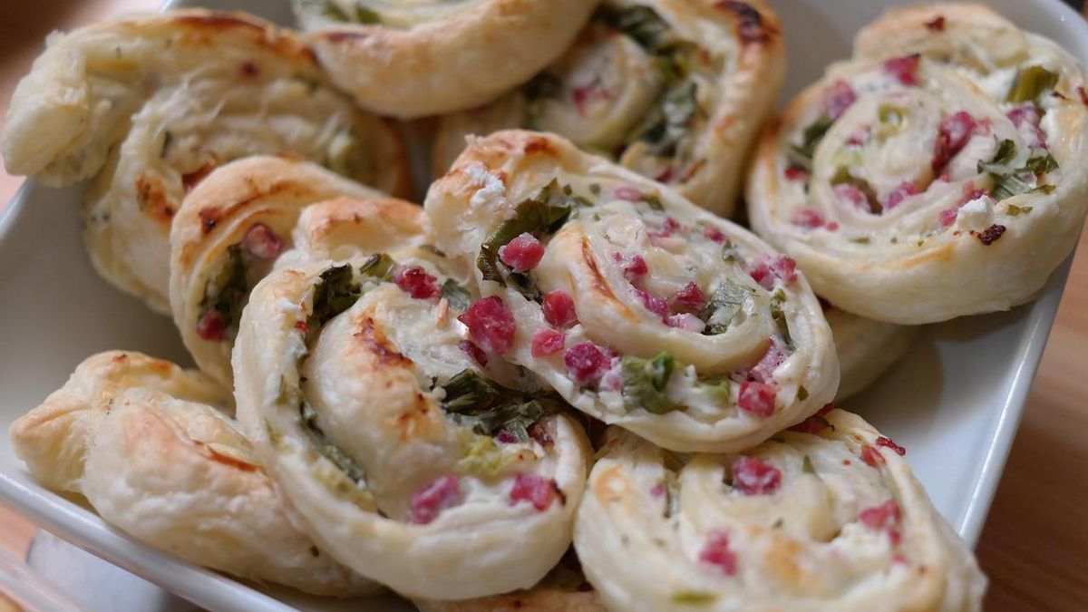 Rollos de hojaldre con jamón y diente de león