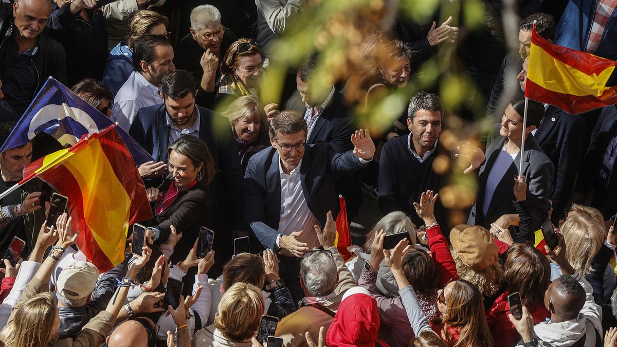 (I-D) La secretaria general del Partido Popular, Cuca Gamarra, el presidente del Partido Popular, Alberto Núñez Feijóo, y el presidente del PPCV y presidente de la Generalitat Valenciana, Carlos Mazón, durante un acto del PP contra la amnistía, en la plaz