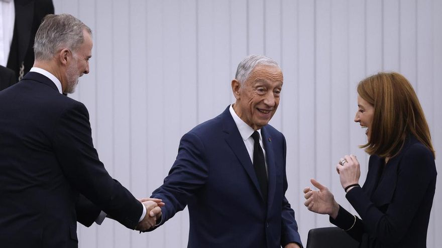 El presidente de Portugal, Marcelo Rebelo de Sousa, saluda al rey Felipe VI junto a la presidenta del Parlamento Europeo, Roberta Metsola.