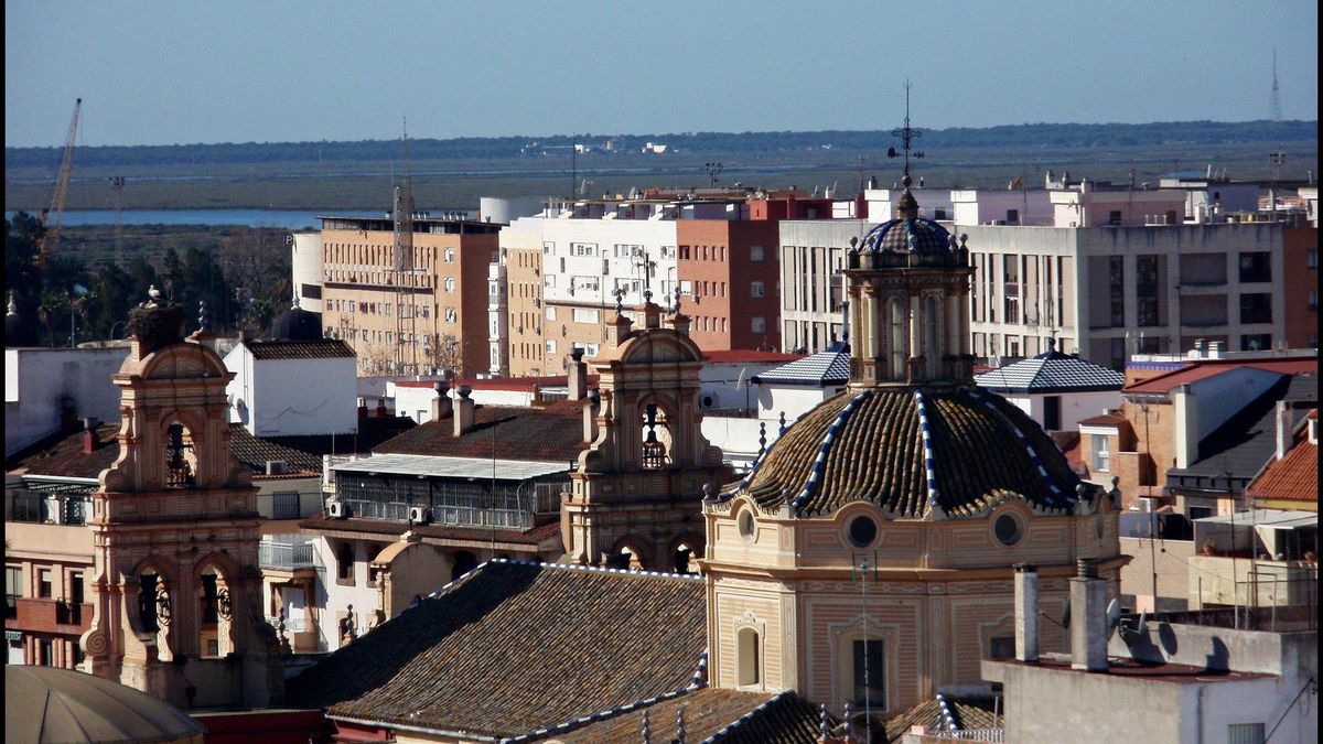 Lo viejo y lo nuevo. En Huelva los edificios históricos se mezclan con las nuevas construcciones.