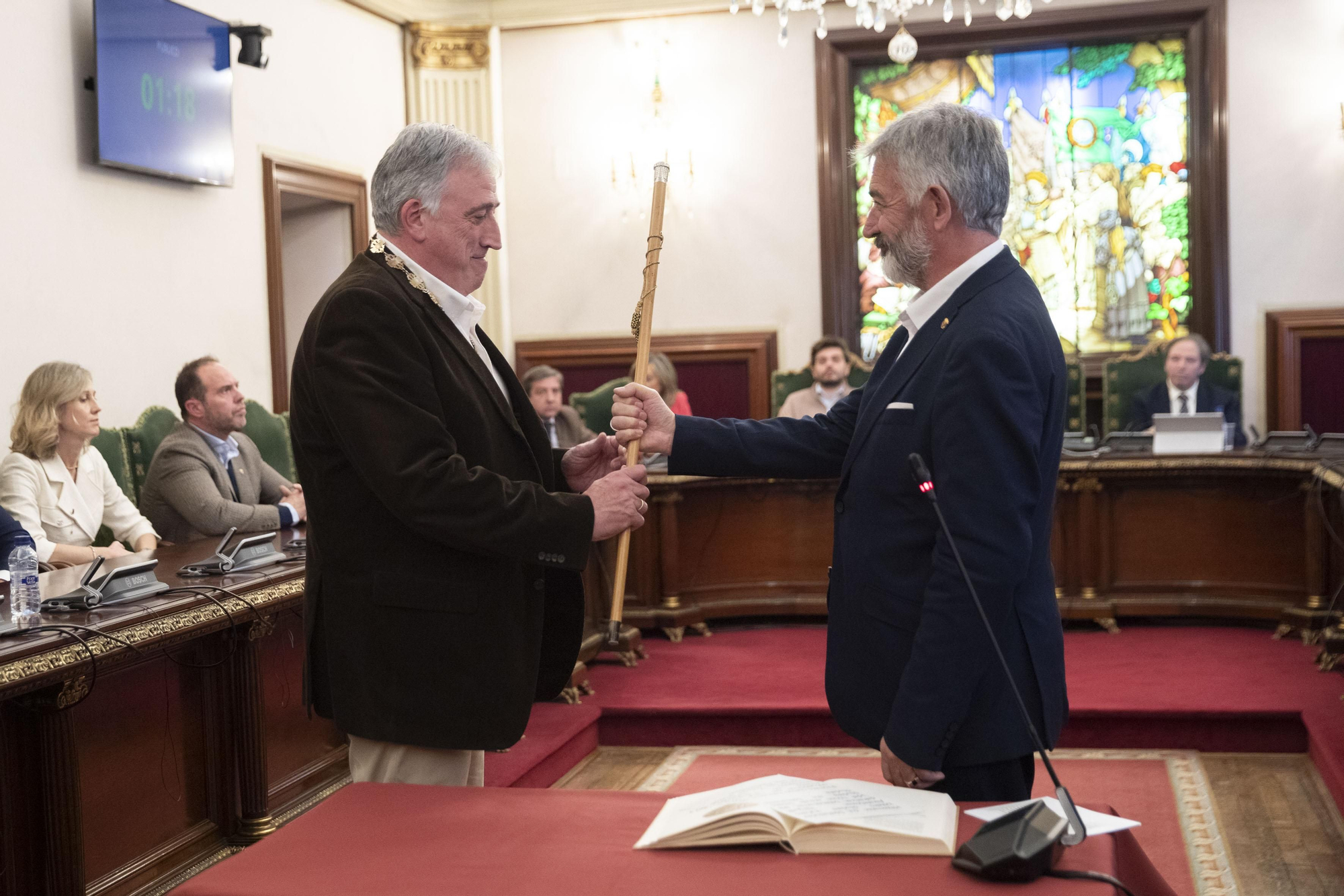 Joseba Asiron recibe el bastón de mando del Ayuntamiento de Pamplona.