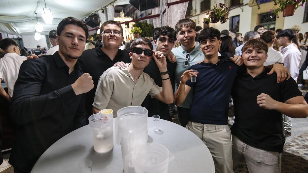 Ambiente nocturno de las Cruces de Mayo en la plaza Conde de Priego