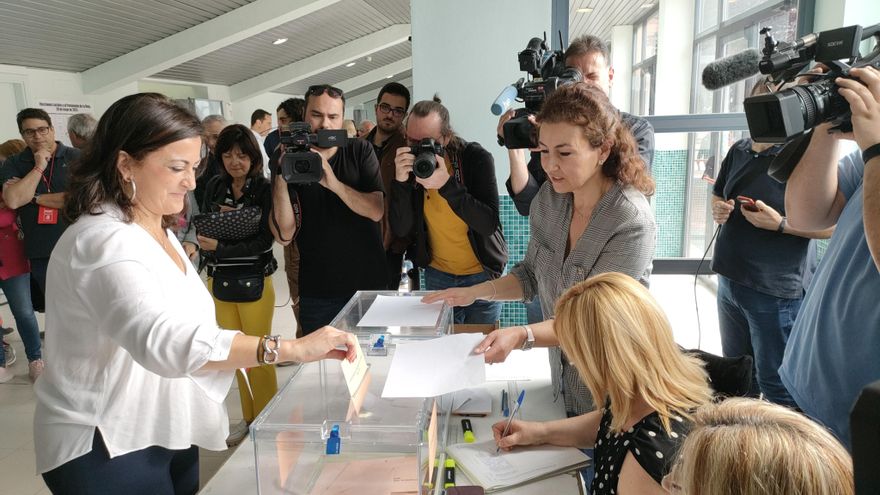 La candidata del PSOE a la presidencia de La Rioja, Concha Andreu, votando en el polideportivo de Las Gaunas.