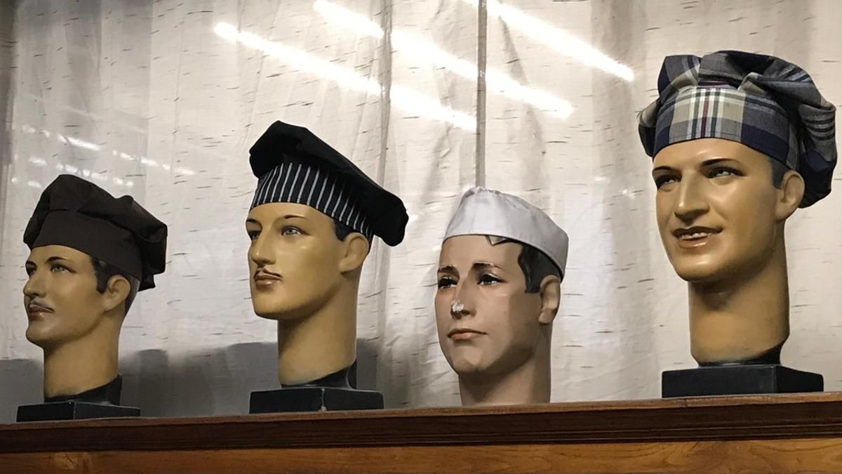 Algunas cabezas expositoras de gorros de Casa Benítez