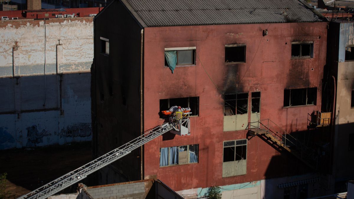 Bomberos retiran el cadáver de una de las personas fallecidas en el incendio de ayer en la nave okupada del barrio de Gorg, en Badalona, Barcelona, Cataluña (España), a 10 de diciembre de 2020.