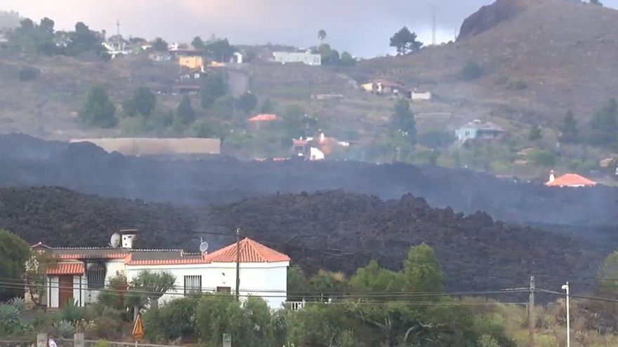 El presidente del Cabildo de La Palma asegura que “la situación es desoladora, la lava avanza ‘comiéndose’ casas y cultivos”