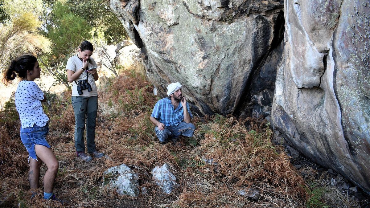 Arqueólogos analizan las nuevas pinturas rupestres halladas en Alburquerque (Badajoz)