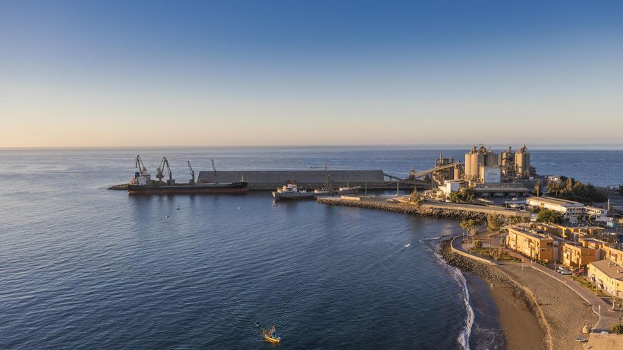La empresa de cemento CEISA pide seguir utilizando el puerto de Santa Águeda, en Gran Canaria