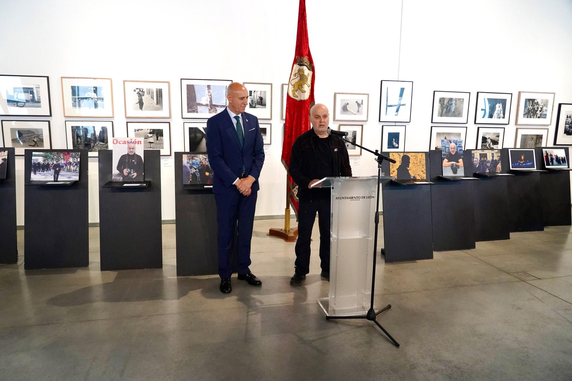 Mauricio Peña dando su discurso de agradecimiento a familia y compañeros del oficio periodístico.