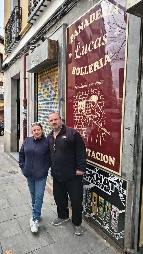 Diego, en la puerta de su panadería, junto a su mujer