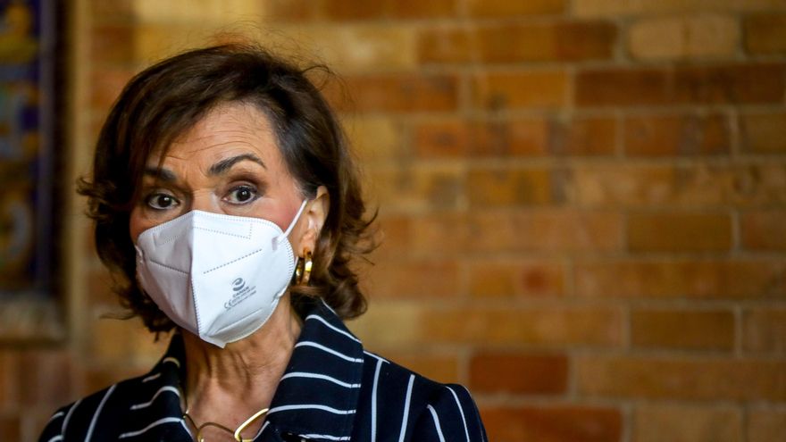 La vicepresidenta del Gobierno, Carmen Calvo, este viernes en Sevilla  antes de clausurar el acto de presentación del libro 'Memoria Democrática. Fosas y exhumaciones".