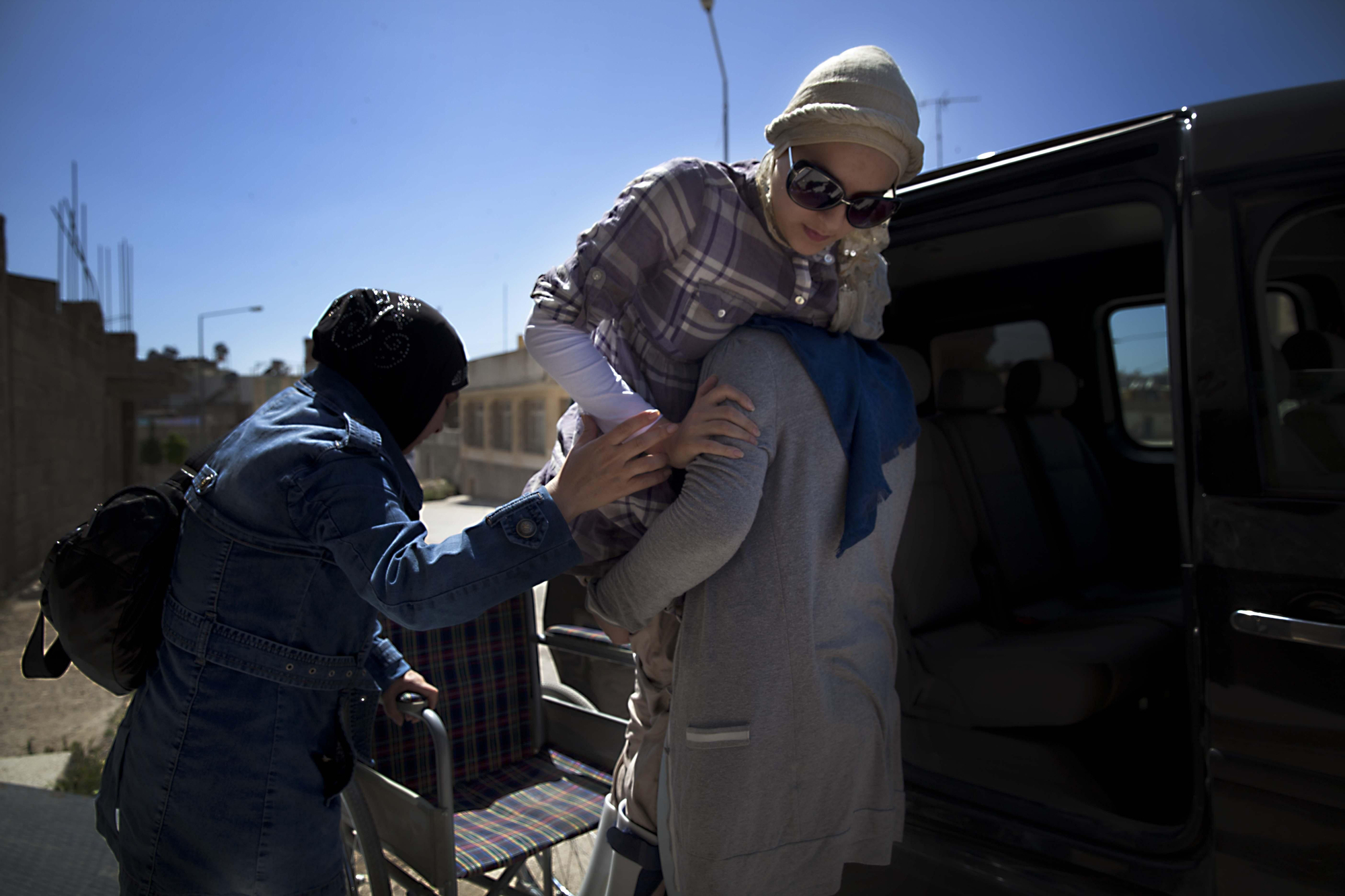 “Me siento mejor, pero no puedo caminar”, dice Salwah, una joven siria que fue tiroteada por un francotirador en la ciudad de Alepo. Ahora se ha refugiado en Kilis (sur de Turquía) y vive con su madre y sus hermanas. Fotografía: Anna Surinyach /MSF