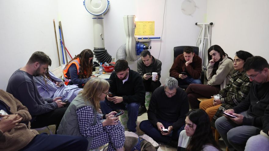 Un grupo de personas sentadas en un refugio en Tel Aviv el 1 de marzo de 2026.