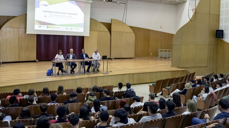 El consejero de Educación, Formación Profesional y Universidades, Sergio Silva, asiste al acto de clausura del programa LaborEso.