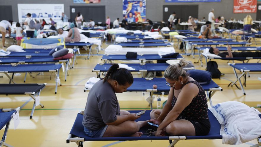 Decenas de personas alojadas a primera hora de este domingo en el polideportivo Paco Sedano de Móstoles, uno de los quince puntos de acogida que la Comunidad de Madrid mantiene activos para acoger a evacuados por los incendios de la sierra oeste de la Comunidad de Madrid que continúa activo y sin estabilizar. EFE/Mariscal