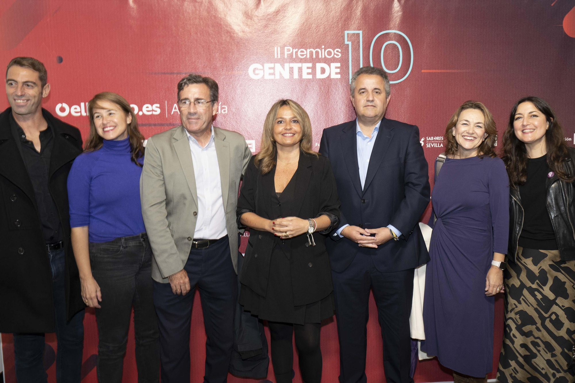 En el centro, Evelia Rincón, delegada de Limpieza, Arbolado, Parques y Jardines en el Ayuntamiento de Sevilla, que entregó el primer permio.