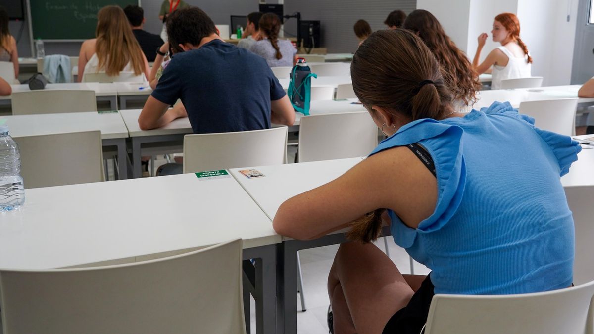 Archivo - Varios alumnos antes de comenzar uno de los exámenes de las pruebas de acceso a la Universidad en Sevilla. (Foto de archivo).