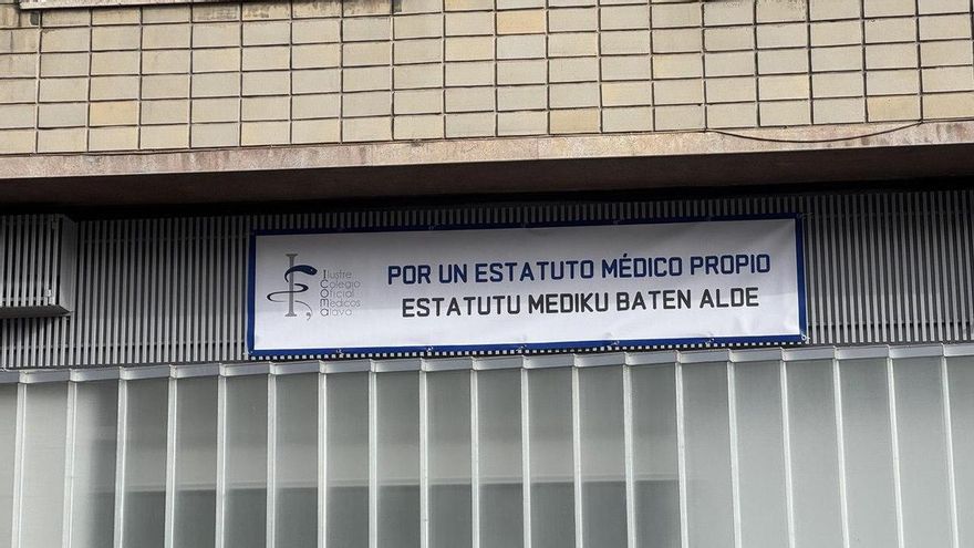 Una pancarta pide un estatuto médico propio en la sede del Ilustre Colegio Oficial de Médicos de Álava
