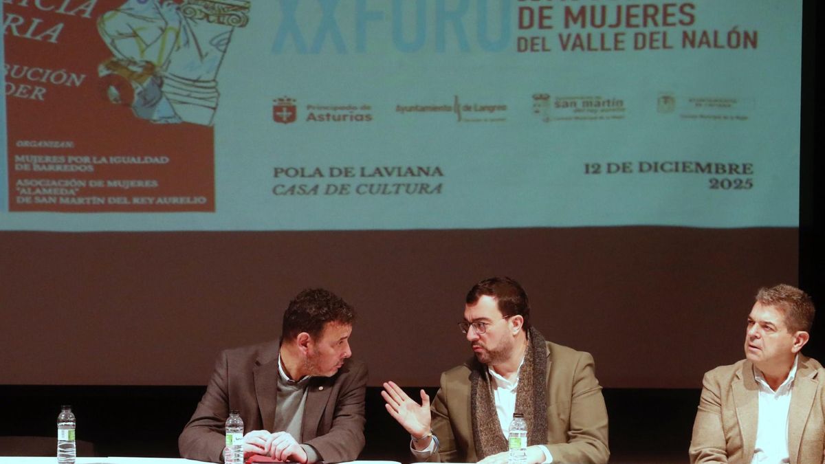 De izquierda a derecha, el alcalde de Laviana, Julio García; el presidente del Principado de Asturias, Adrián Barbón, y el alcalde de San Martín del Rey Aurelio, José Ramón Martín Ardines.