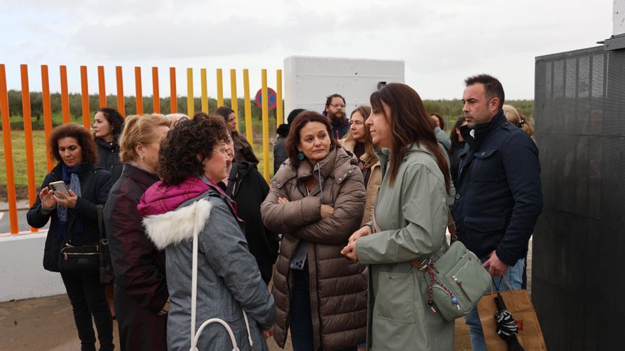 La secretaria de Política Institucional del PSOE de Sevilla y parlamentaria, Encarnación Martínez, y la alcaldesa de Espartinas, Cristina Los Arcos en una concentración en el CEIP Cerro Alto, en Espartinas (Sevilla)