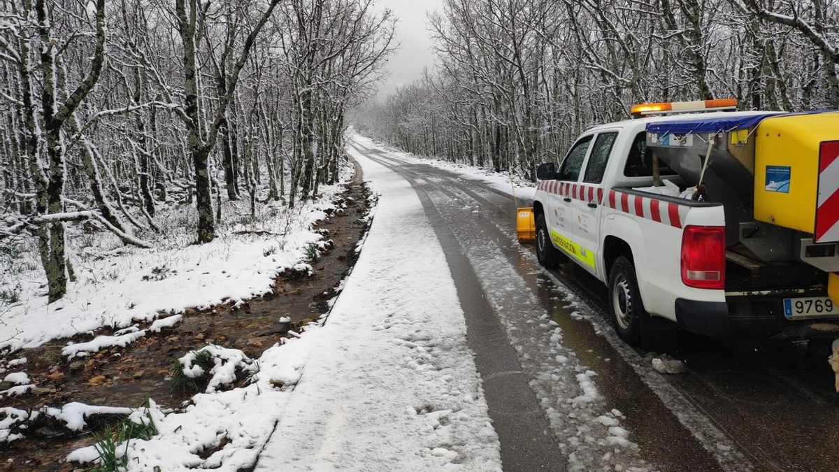 Cinco carreteras, cortadas al tráfico en Cáceres por el temporal de lluvia y nieve