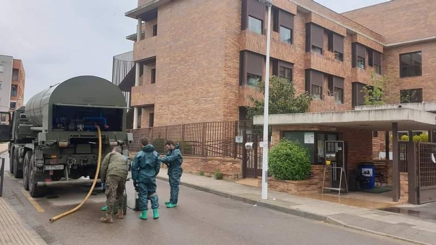 Miembros de la UME desinfectan la residencia Rosalba de Mérida en abril