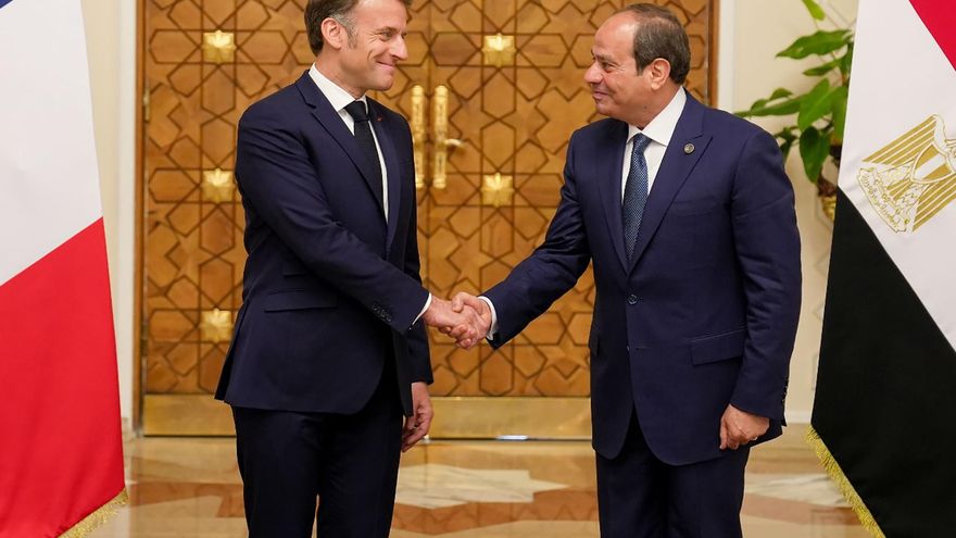 Miles de egipcios reciben a Macron y Al Sisi en Al Arish y piden cese de la guerra en Gaza