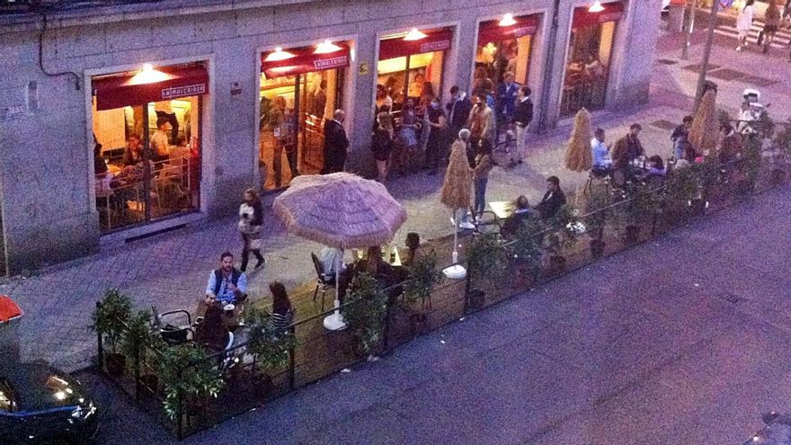 Terraza sobre plazas de aparcamiento en la calle Ponzano | FOTO: @PonzanoR