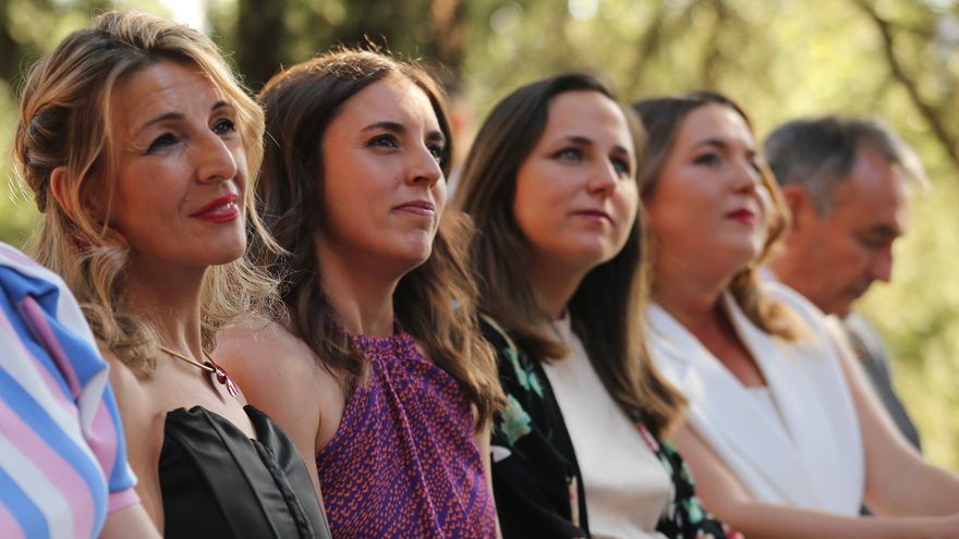 La vicepresidenta Yolanda Díaz, con las ministras Irene Montero y Ione Belarra, la secretaria de Estado Ángela Rodríguez y el líder del PCE Enrique Santiago