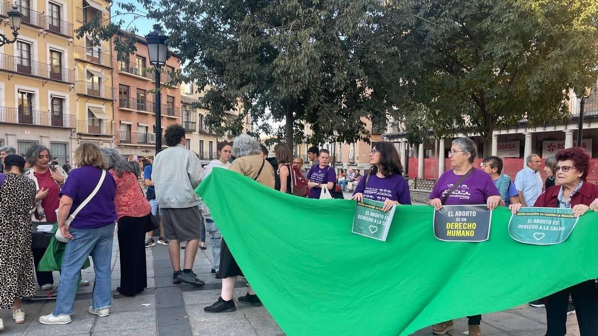 Algunos de los manifestantes concentrados en la plaza de Zocodover (Toledo) que demandan al Gobierno regional que el aborto esté disponible en la sanidad pública de Castilla-La Mancha