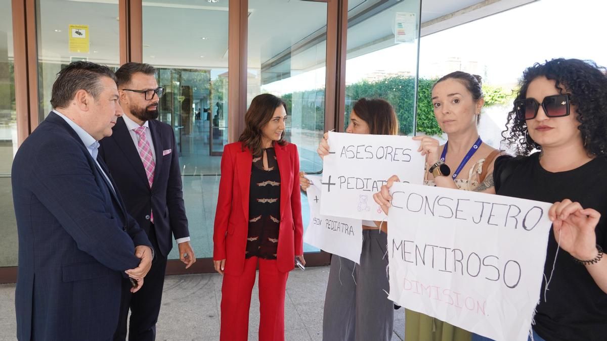 Los tres procuradores de UPL con las familias bañezanas que protestaron por Pediatría en las Cortes.