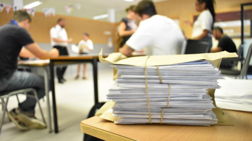 El voto por correo depositado en una mesa electoral en Cobisa (Toledo)