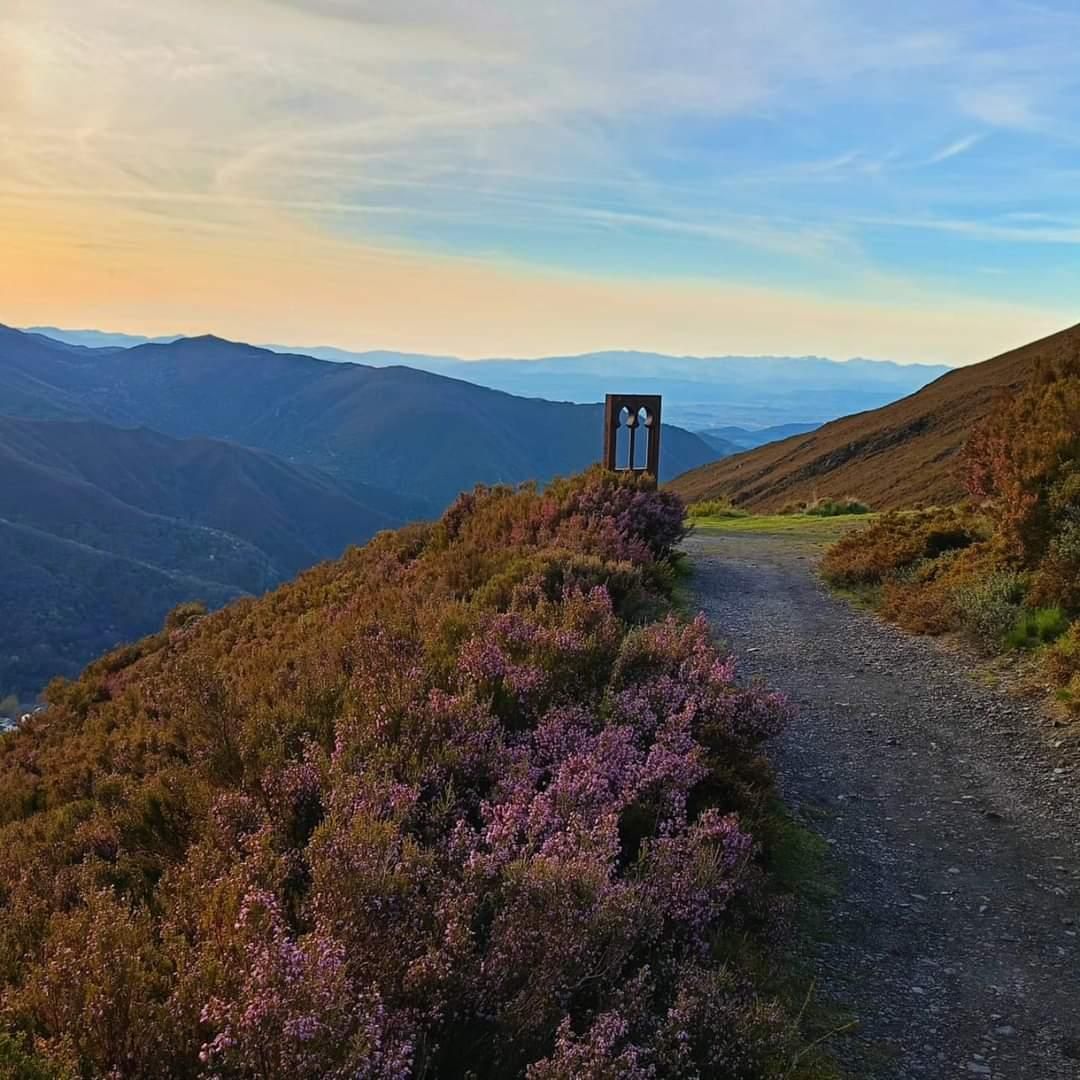 Hito escultórico sobre la Tebaida Berciana en el Alto de la Cruz
