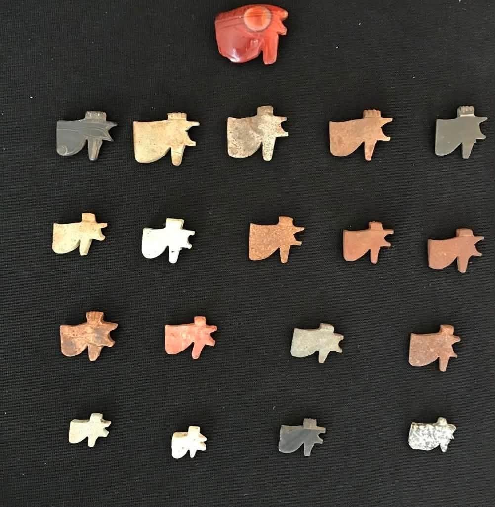 Algunos de los objetos encontrados en el complejo funerario.