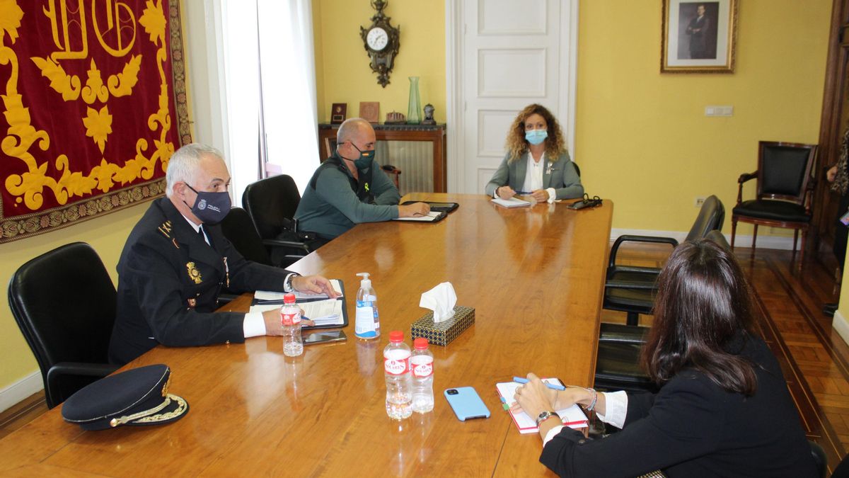 Reunión de la delegada del Gobierno y FCSE