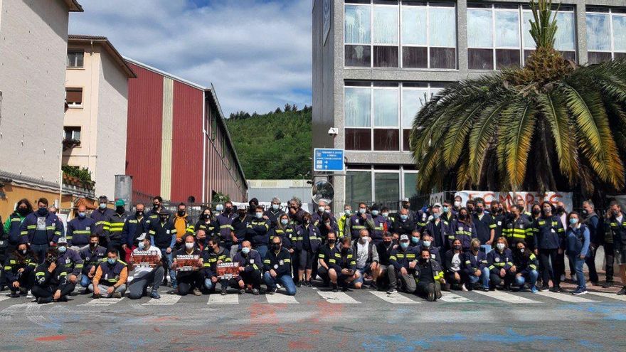Trabajadores en huelga de Tubacex frente a la planta de Llodio