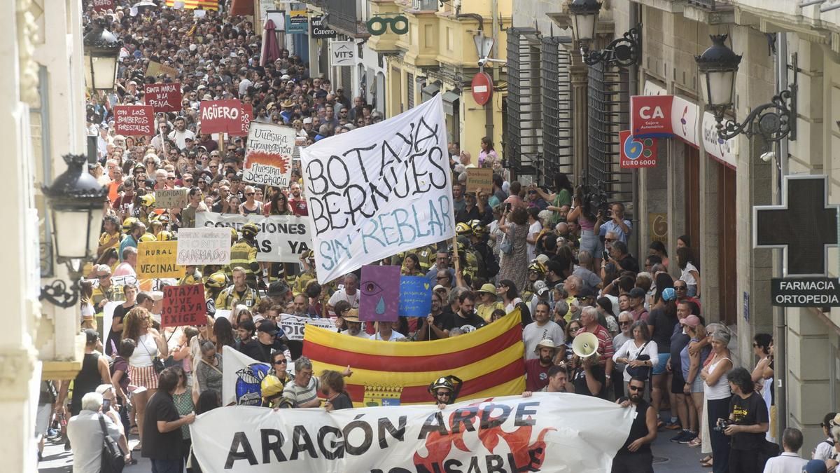 Una manifestación convocada por el Movimiento Por la Dignidad de la Montaña ha pedido en Jaca (Huesca) la dimisión del presidente del Gobierno de Aragón, Jorge Azcón, y el vicepresidente, Alejandro Nolasco.