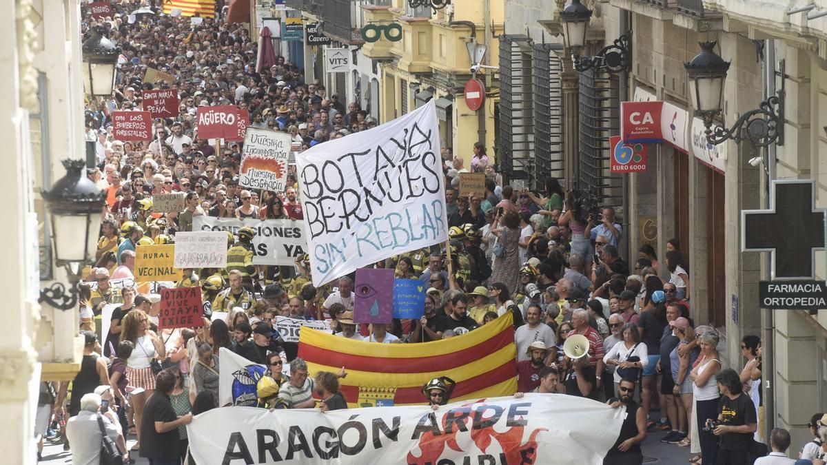 Miles de personas cargan contra el Gobierno de Aragón por la gestión de los incendios: "Eran prevenibles y previsibles”
