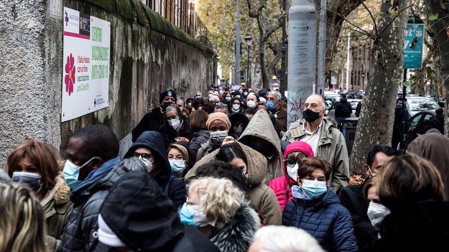 Decenas de personas esperaban su turno para ser vacunadas en Roma, el pasado domingo.