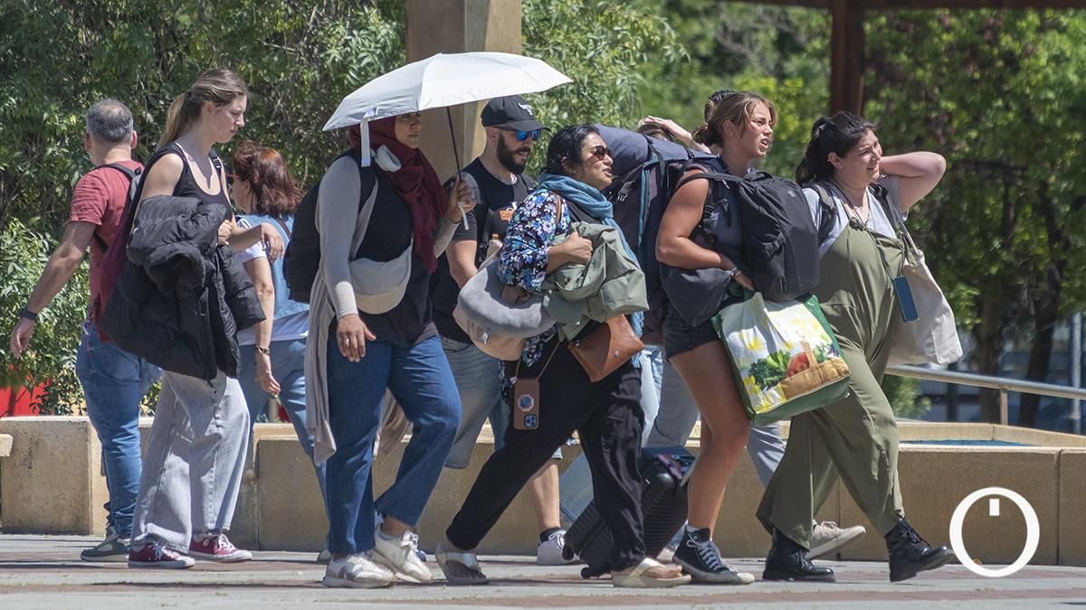 Viajeros rescatados de un tren de Iryo se dirigen a la estación de Córdoba