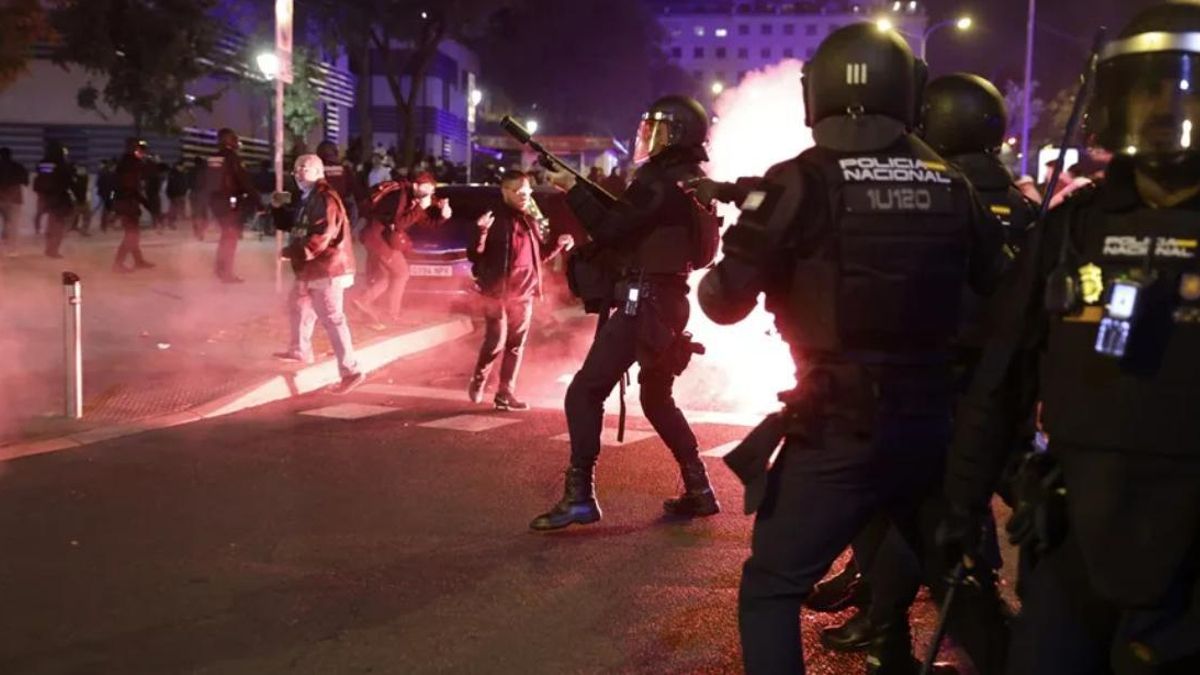 Una manifestación ultraderechista en Madrid por el accidente ferroviario termina con fuerte represión policial