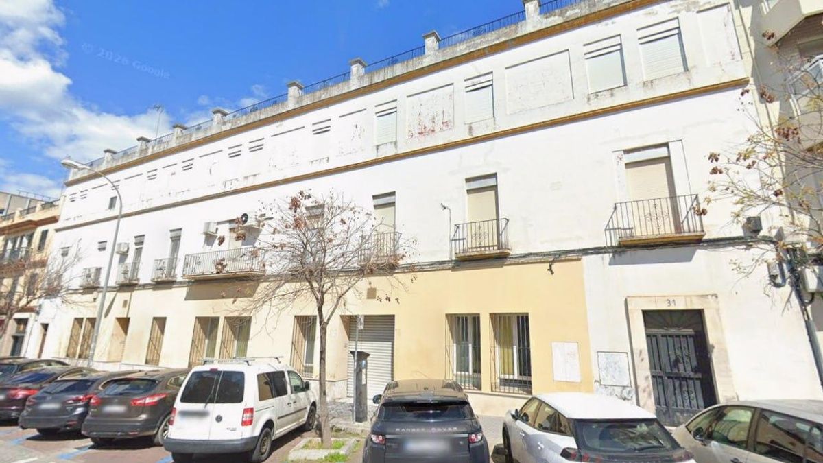 Edificio de la Plaza de Colón en el que estuvo el centro de salud y ahora se proyecta un 'hostel'.