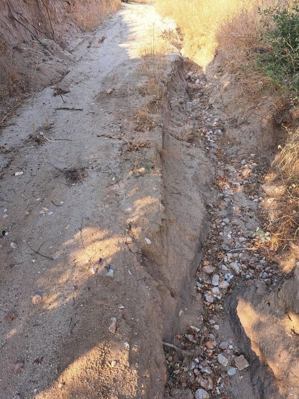 Uno de los caminos que da acceso a fincas rústicas de Méntrida, en Toledo con una profunda zanja