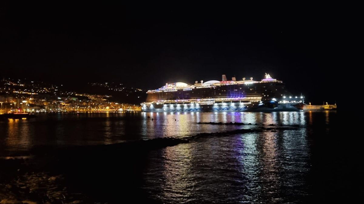 El buque crucero 'Aida Cosma',  a primeras horas de este lunes, en el Puerto de Santa Cruz de La Palma.