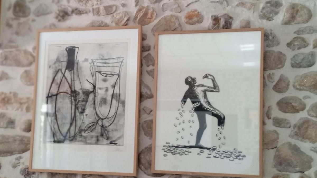 Piezas de la exposición 'Obra gráfica de la colección ILC, apuntes', en la Casa del Pueblo de San Martín de la Tercia. 