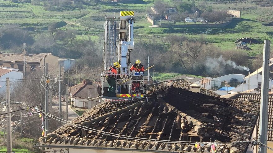 Un incendio destruye el tejado del consultorio médico de la pedanía conquense de Mohorte